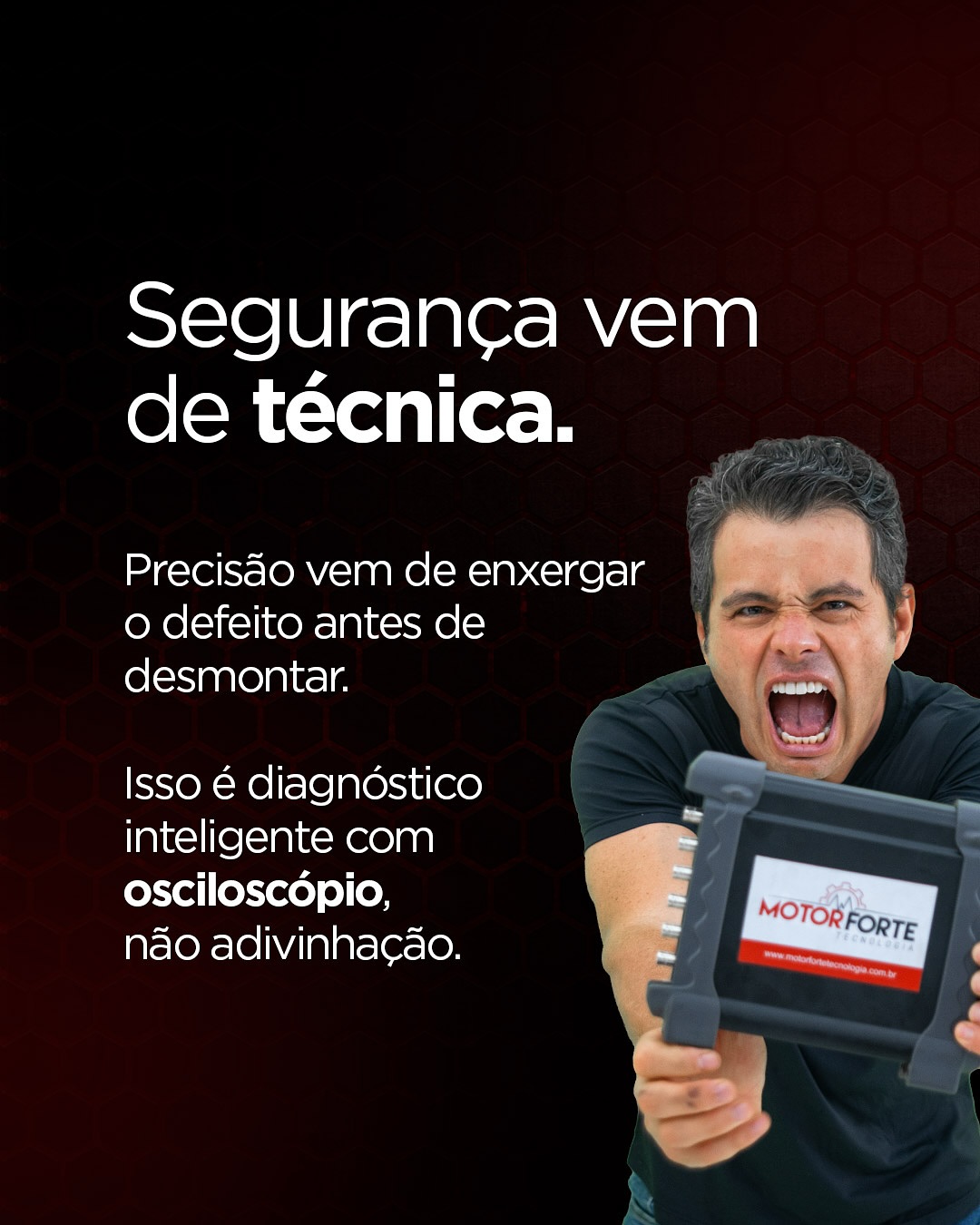 Professor Joelson segurando o osciloscópio MotorForte